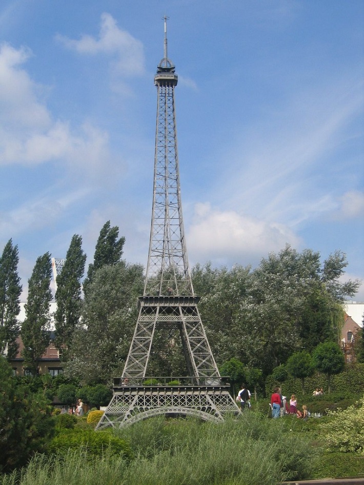 8 Replicas of the Eiffel Tower around the World - Explanders